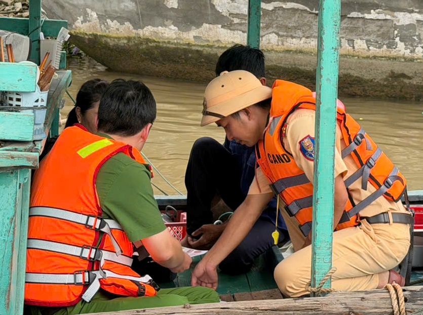 Tuyên truyền pháp luật và an ninh mạng cho các hộ dân mặt nước ở phường Hồng Bàng